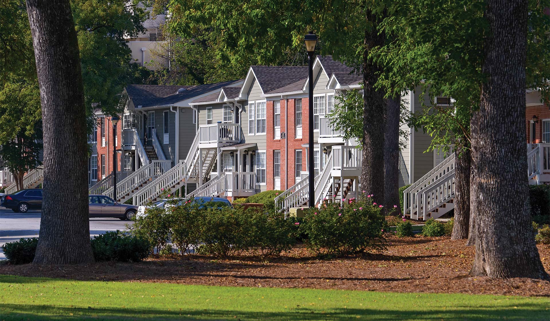 Peachtree Park Apartments Landscaped Grounds 